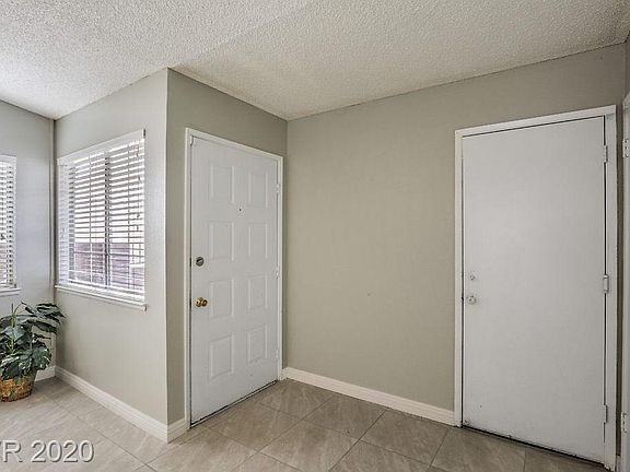 4th image of 596 Grimsby Ave