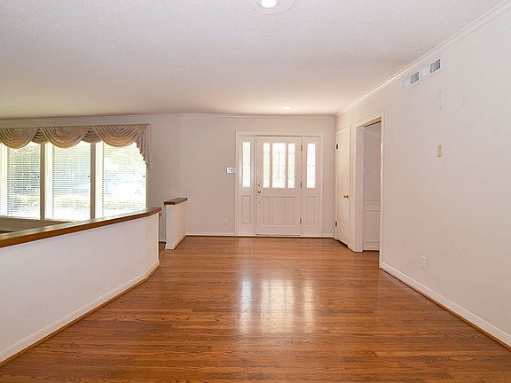 3rd image of 6131 Royal Crest Dr