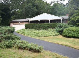 2 Tall Tree Ln, Rocky Point, NY 11778