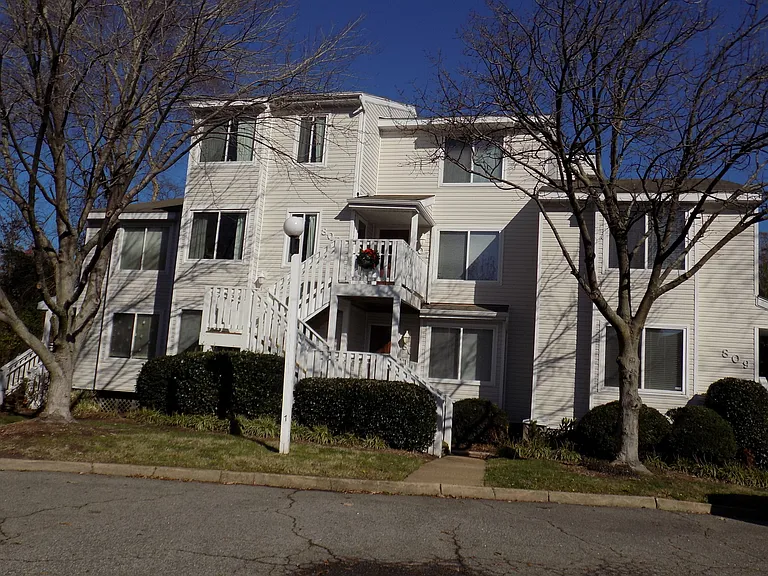 807 Seawinds Ln — Photo 2