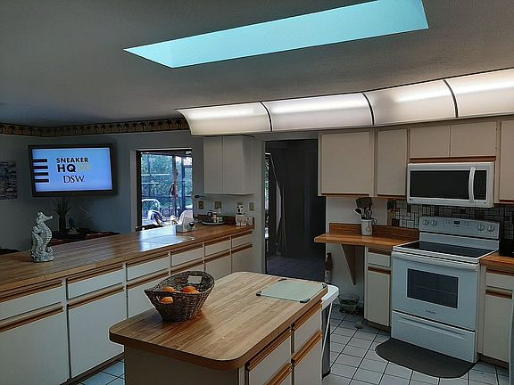 Island Eat-in-Bar/
Breakfast