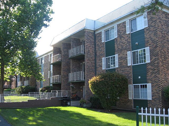 1st image of 1627 N Windsor Dr APT 308