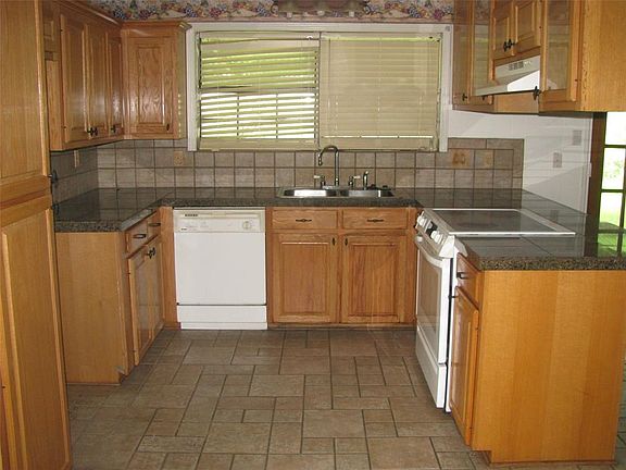 3rd image of 3104 Louis Ave