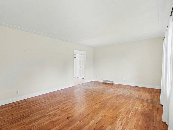 5th image of 916 Sherwood Rd