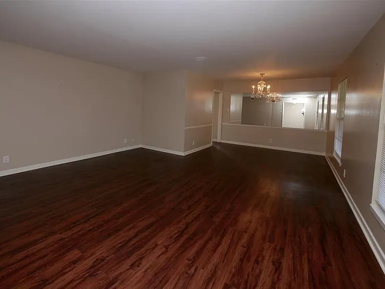 449 Parade Dr — Photo 3