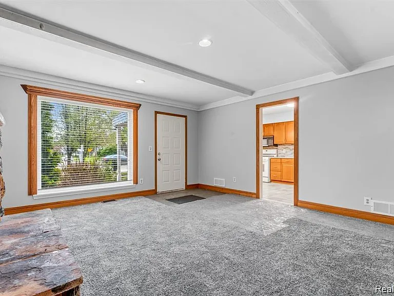 323 N Campbell Rd — Photo 3