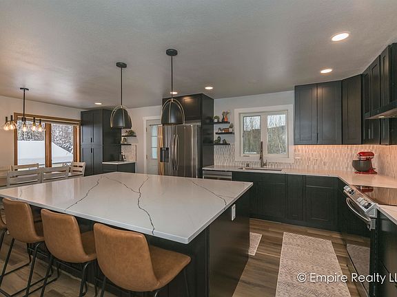3rd image of 462 Carlton Dr