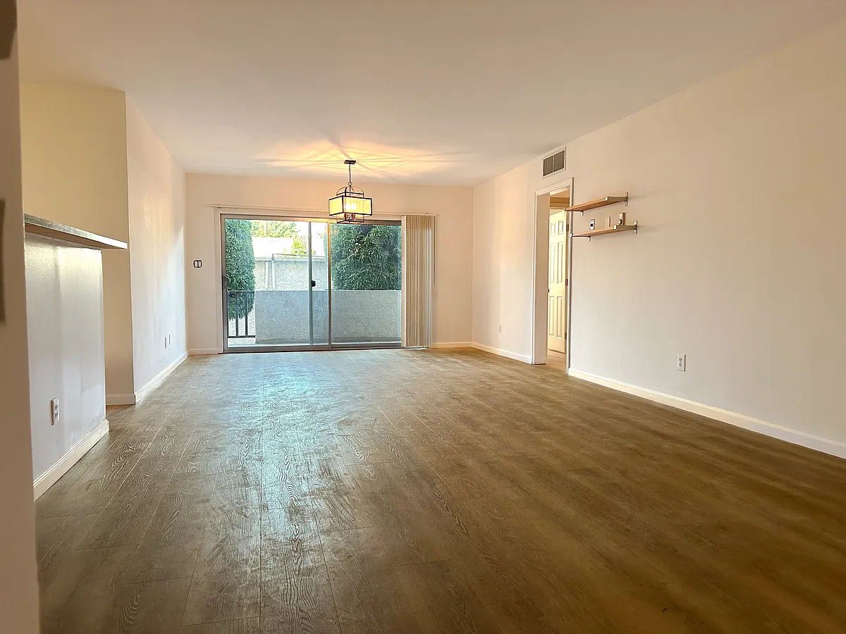 Building Photo - 12955 Riverside Dr #105