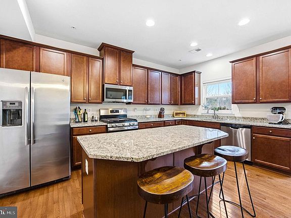 5th image of 598 Fox River Hills Way