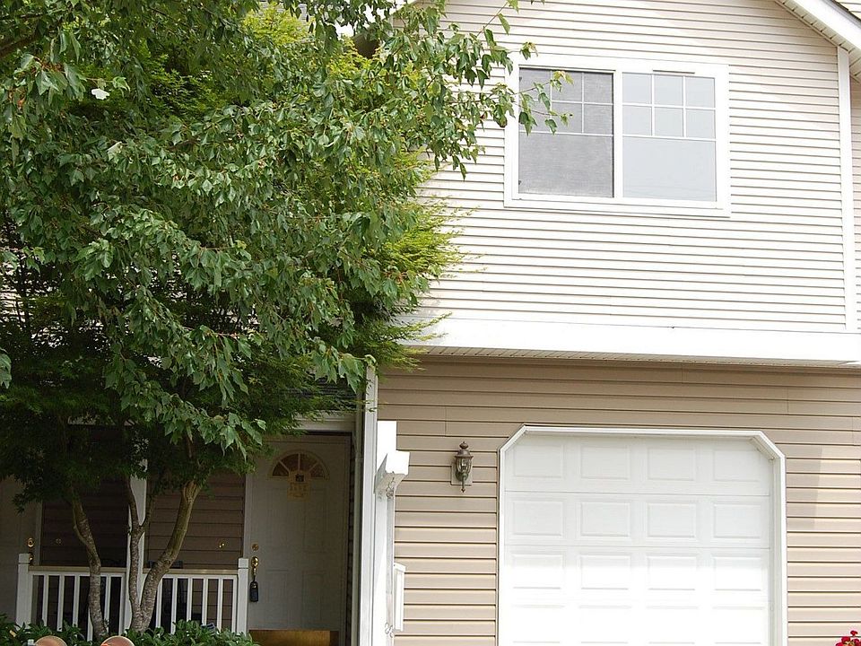 1st image of 160 NW Alder Pl #3