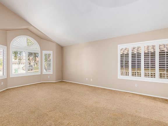 3rd image of 2833 E Pontiac Dr