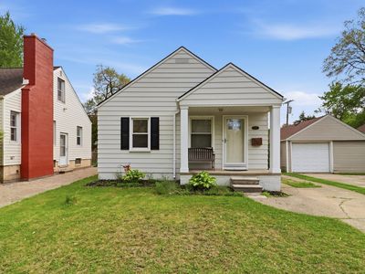 2223 Ridgemont Rd, Grosse Pointe Woods, MI, 48236
