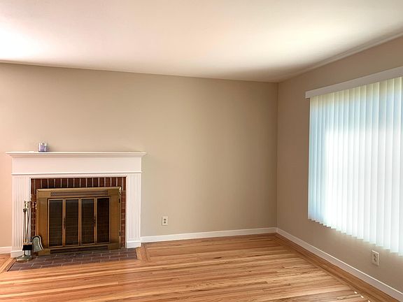 3rd image of 905 Emerald Ave