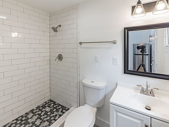 4th image of 409 W 1st St #3