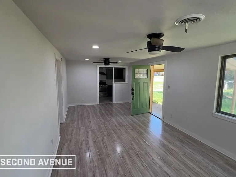 1112 Mallard Dr — Photo 2