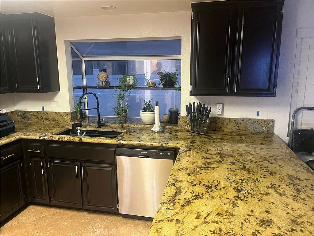 3 bed, 2.5 bath, 1595 sqft, $3,200 — Photo 3