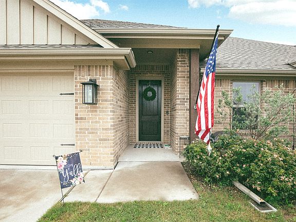 2nd image of 211 Rees Ave