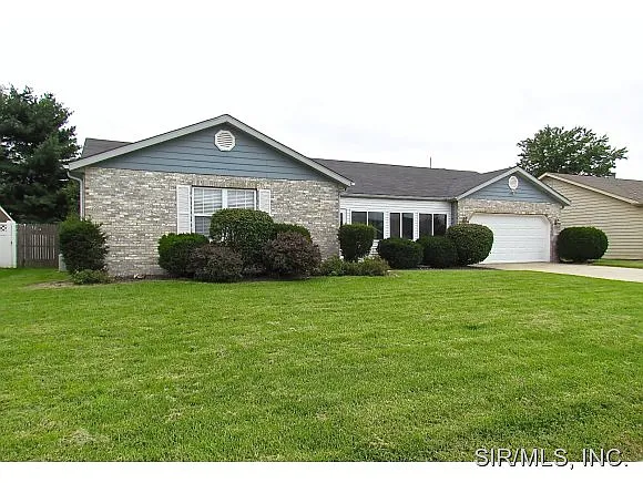 412 Erin Dr photo 1