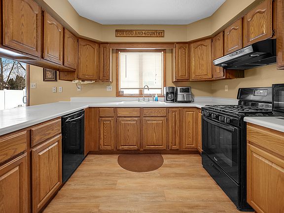 5th image of 375 Meadows Rd N