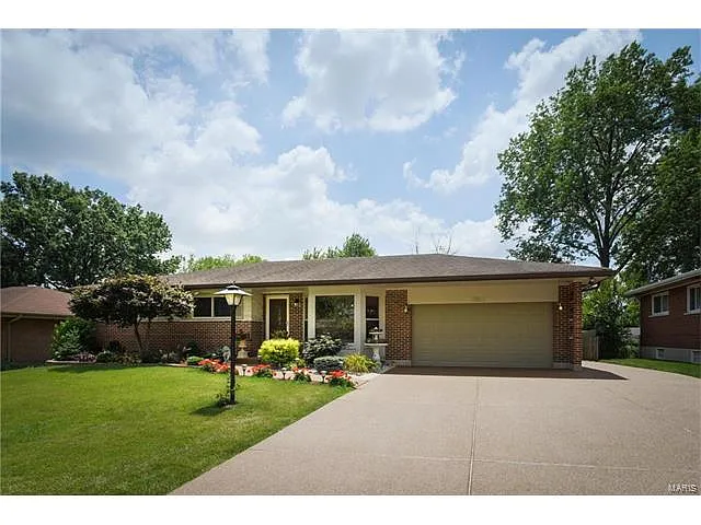 8933 Red Oak Dr photo 1