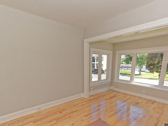 4th image of 213 N 2nd Ave