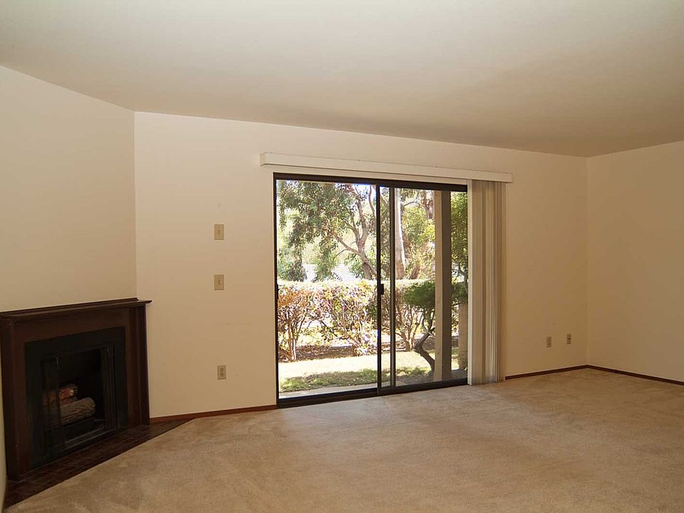 Living Room with fireplace