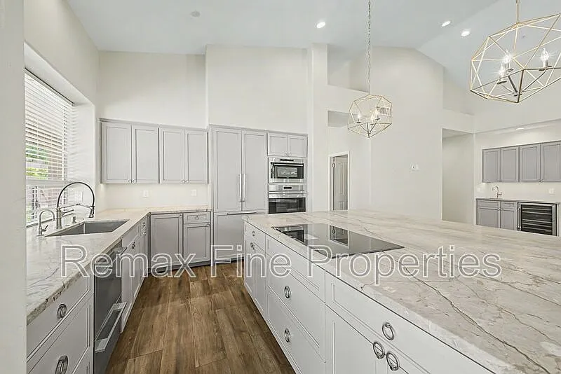 4 bed, 2.0 bath, 2659 sqft, $4,900 — Photo 2