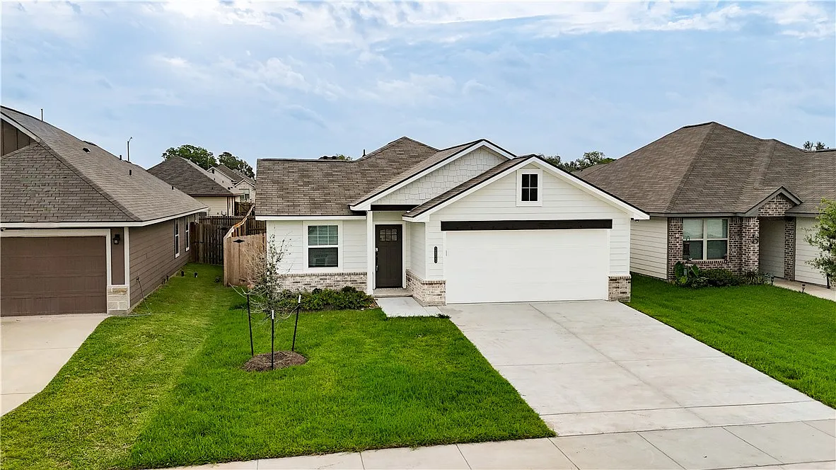 3 bed, 1235 sqft, $1,895 — Photo 1