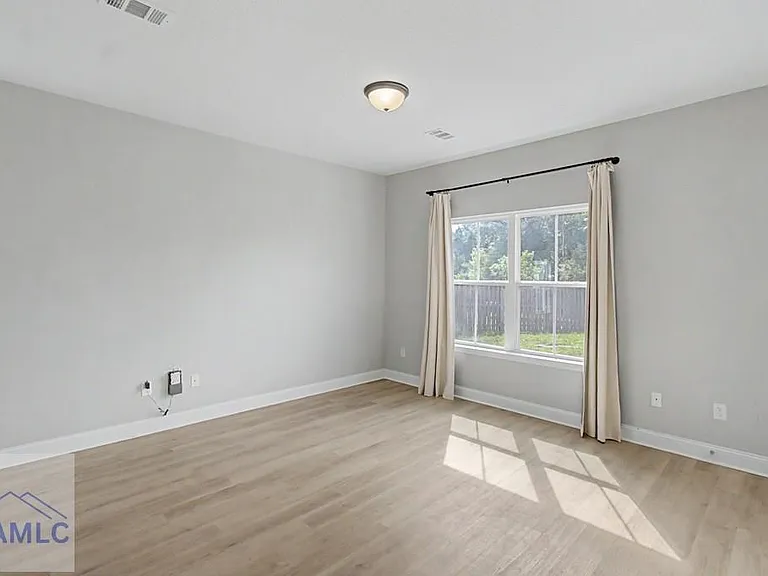 547 Fairview Cir — Photo 4
