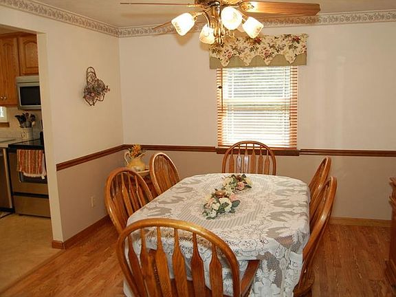 4th image of 10 Dartmouth Dr