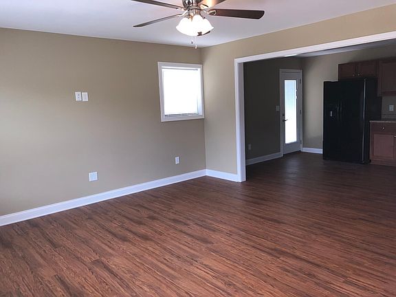3rd image of 105 Lee Dr