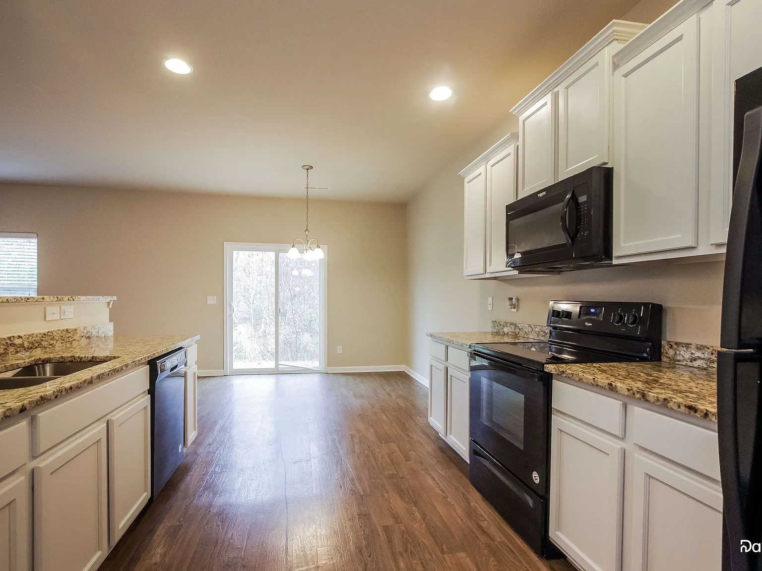 3 bed, 2.5 bath, 1915 sqft, $2,090 — Photo 2