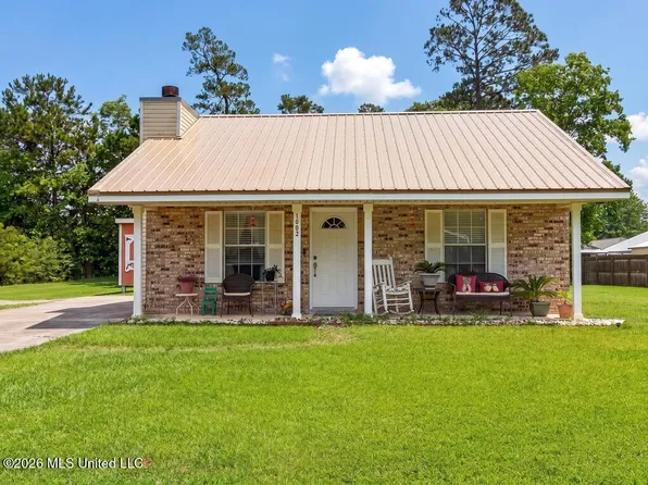 1002 Washington St, Waveland, MS 39576