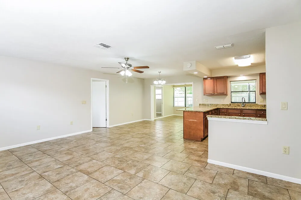 3 bed, 2.0 bath, 1600 sqft, $1,910 — Photo 4