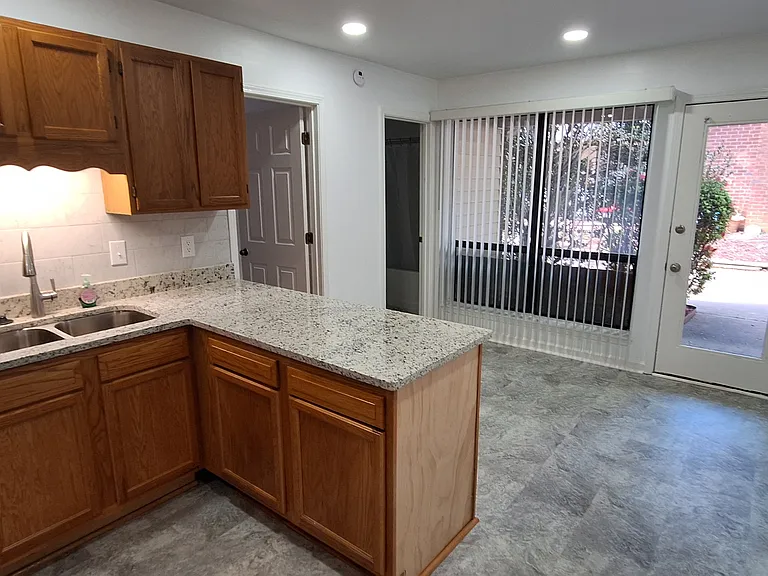 510 Plymouth Ln — Photo 3