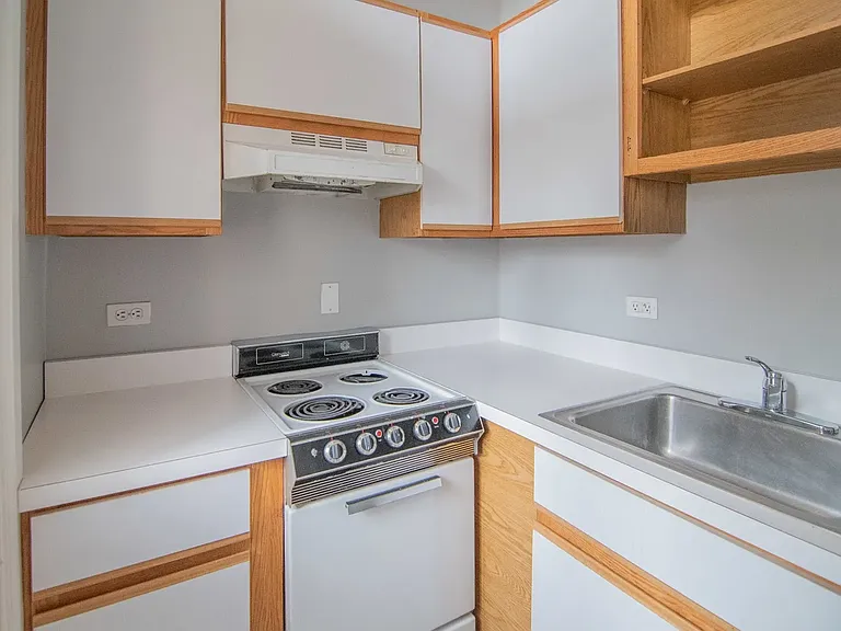 1942 N Lincoln Ave #2R — Photo 6