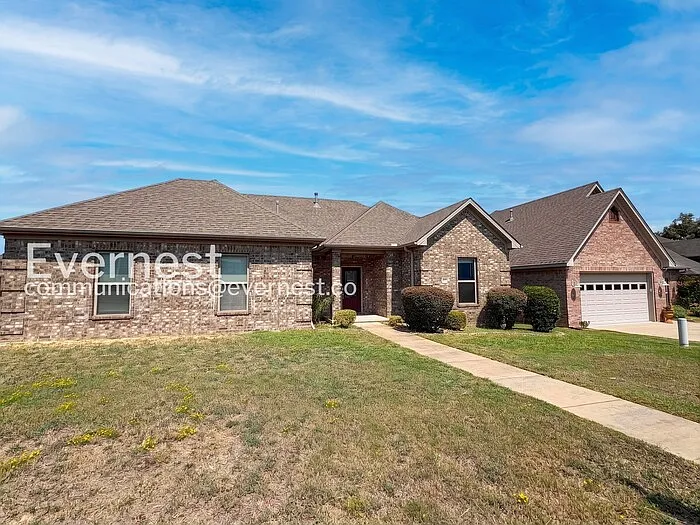 3 bed, 2.0 bath, 1921 sqft, $2,330 — Photo 1