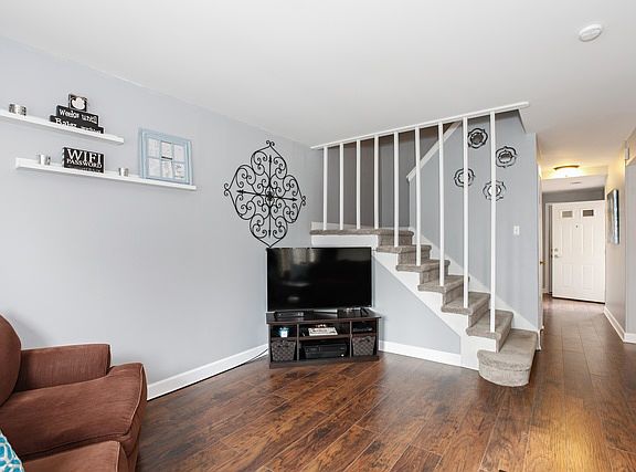 3rd image of 5327 Newport Dr