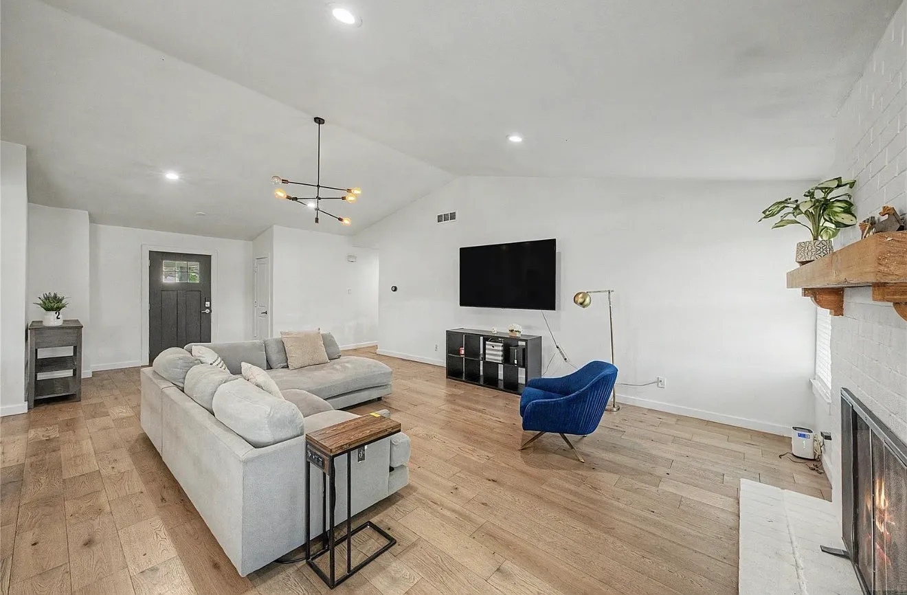3 bed, 1601 sqft, $2,327 — Photo 4