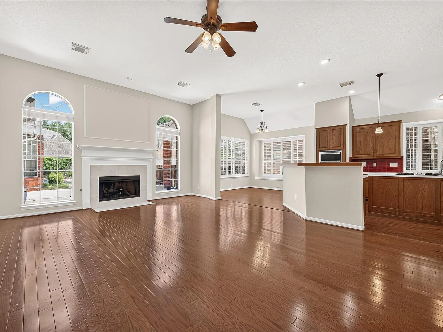 4 bed, 2.5 bath, 2710 sqft, $3,450 — Photo 3