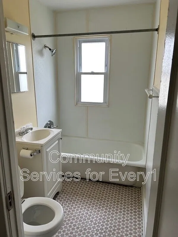 Studio, 1.0 bath, $950 — Photo 2