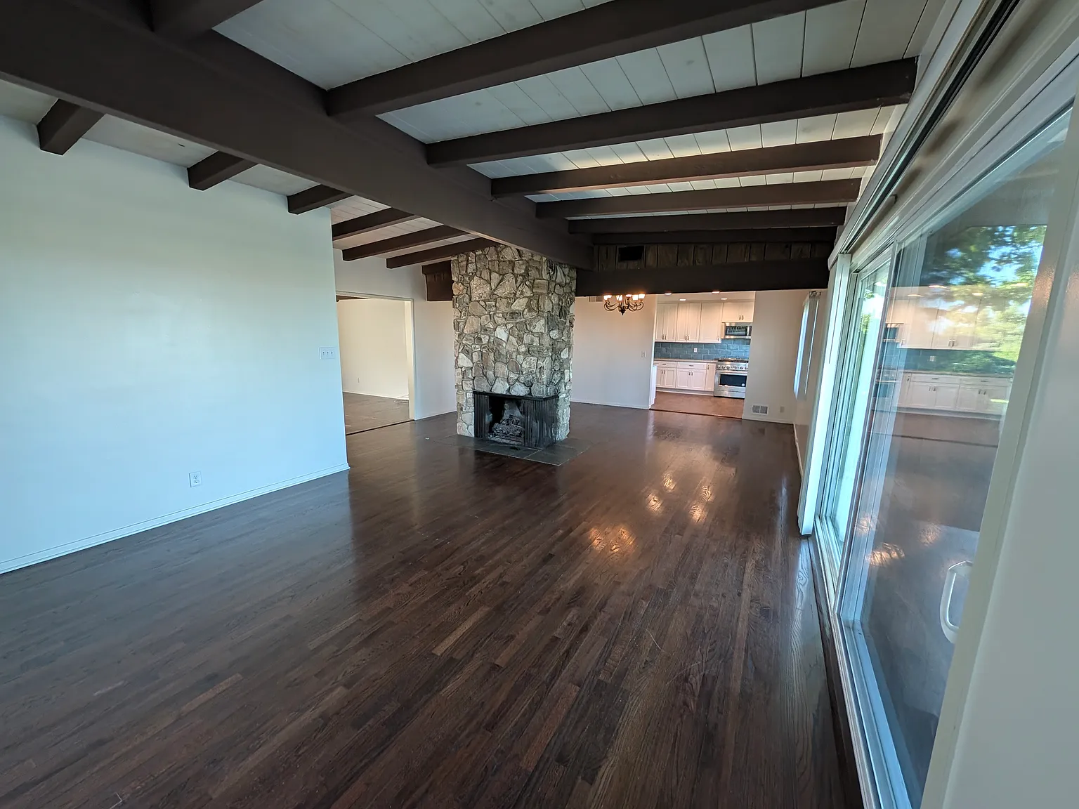 4 bed, 2047 sqft, $5,300 — Photo 3