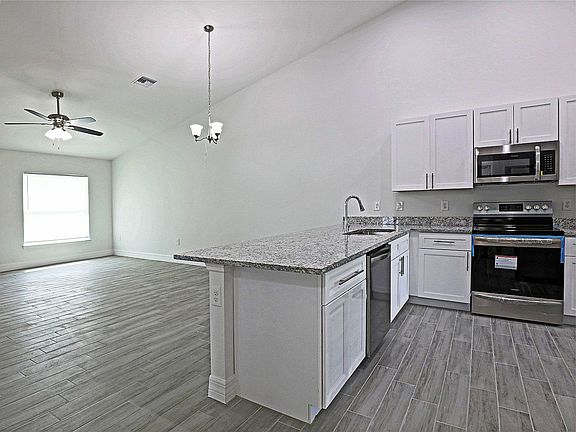 5th image of 2410 Xelda Ave N