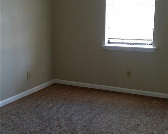 5th image of 105 Carmine Cir APT A