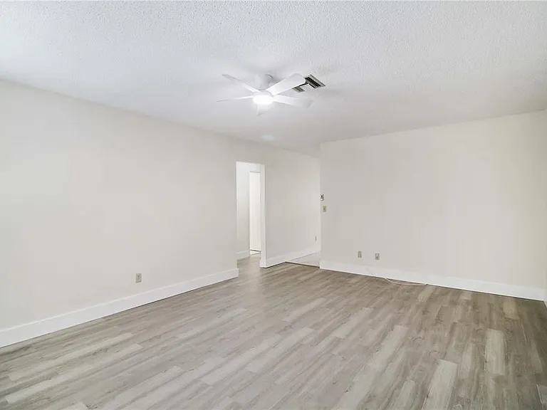 1028 Lillian St — Photo 6