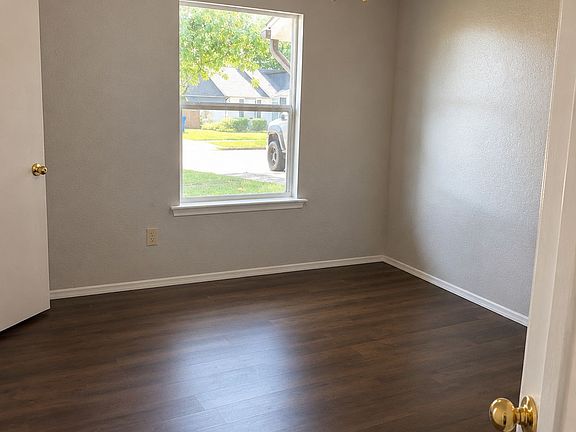 5th image of 216 W Delmar St