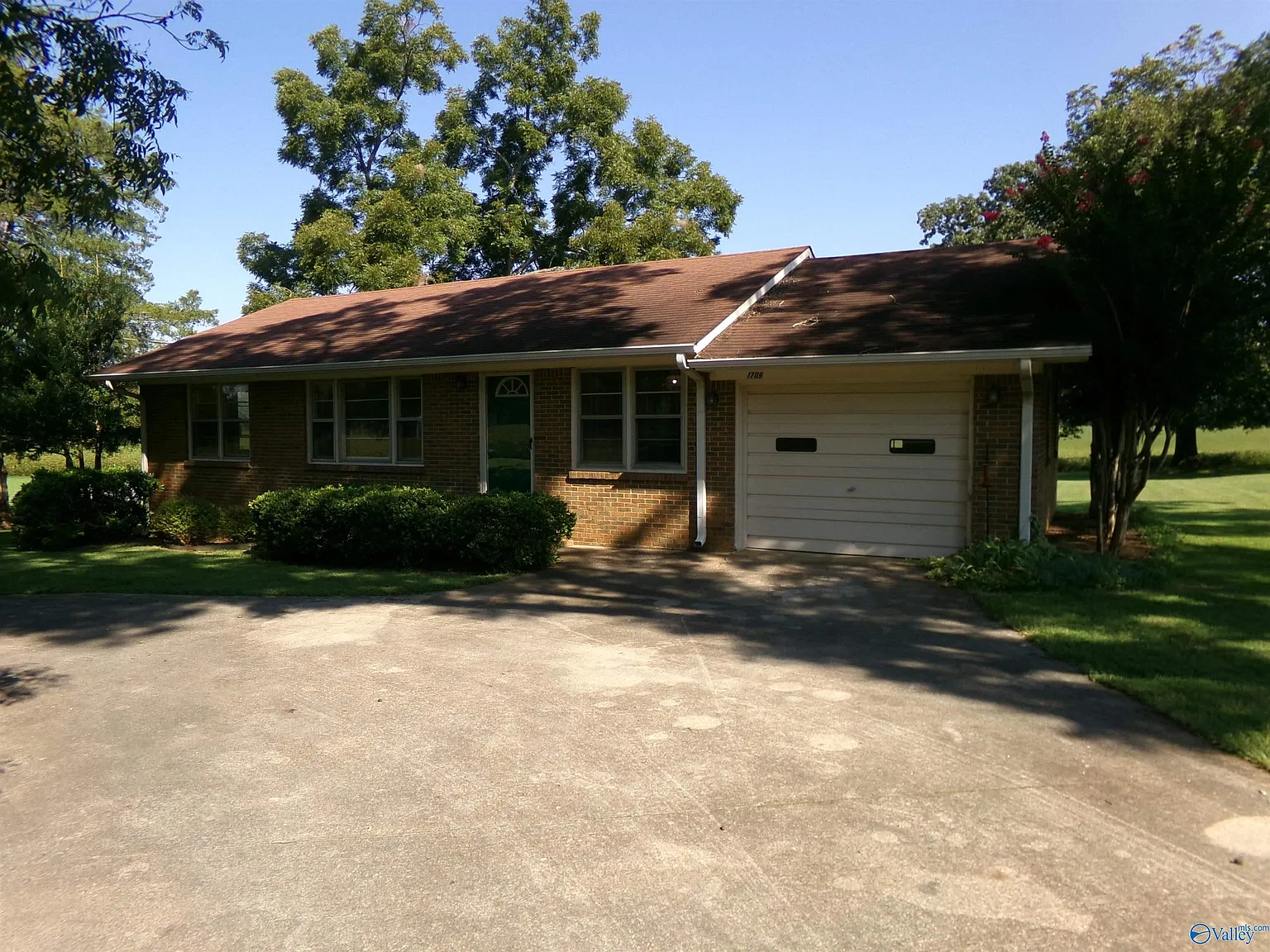 3 bed, 1.0 bath, 1080 sqft, $950 — Photo 1