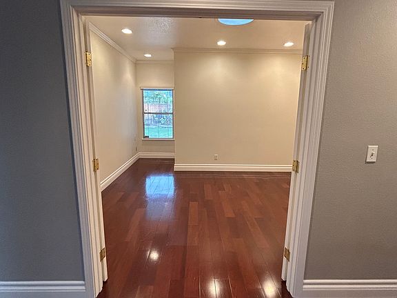 3rd image of 1125 N Chapel Hill Ave
