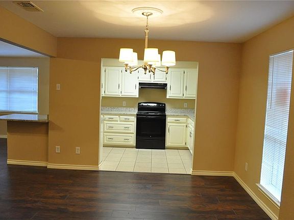 4th image of 210 Hacienda Dr