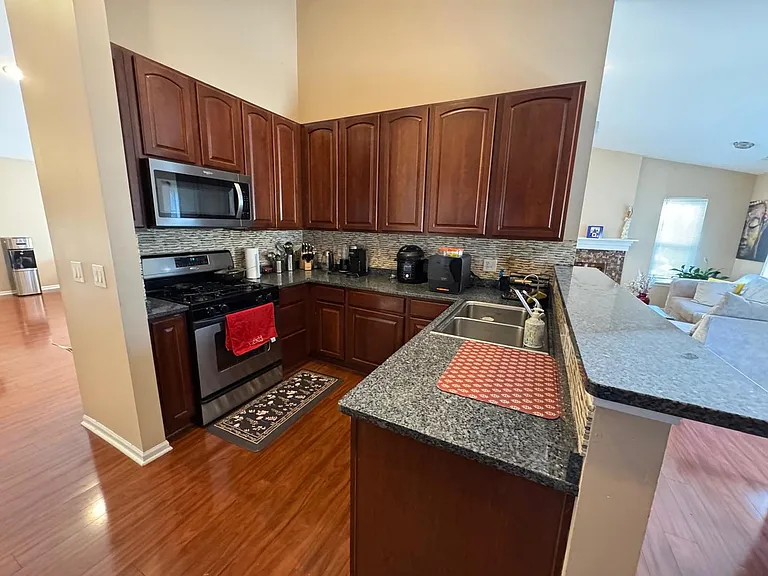 587 Saddlebrook Ln — Photo 6